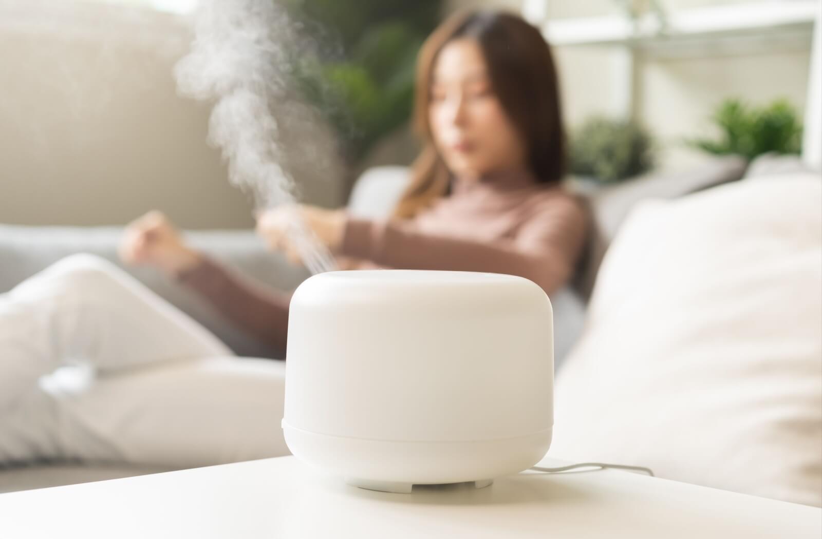 Humidifier releasing mist in a living room to help relieve dry eyes and improve indoor air moisture for eye comfort.